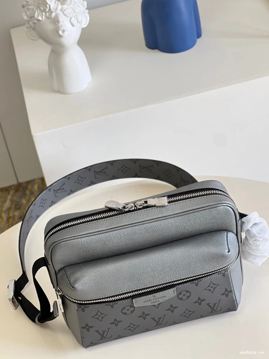 WIS OUTDOOR LOUIS VUITTON MESSENGER 0123